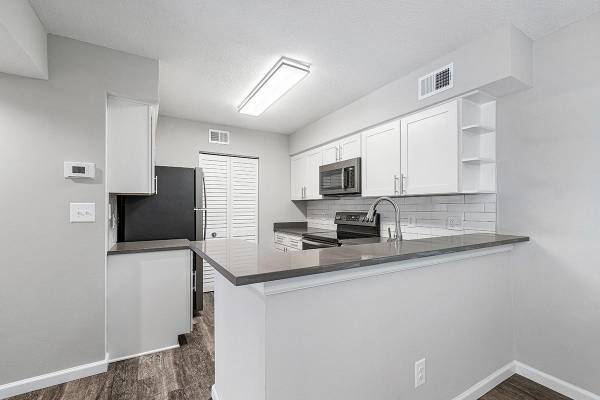 $2,590 / 3br - 1400ft2 - Bright Living with Pool & Lush Grounds! 🏊‍♂️ (9873 Lawrence Road, Boynton Beach, FL)64002011783042123