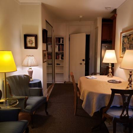 $3,300 / 1br - 500ft2 - Live beside the State House in a furnished unit - Avail NOW (Beacon Hill)64213536656258122