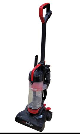 Eureka Airspeed Compact (Model NEU102). The Bottom Roller Doesn't Roll. 1