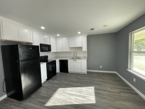 3 Bed | 2 Bath Apartment in  Itasca Texas 1