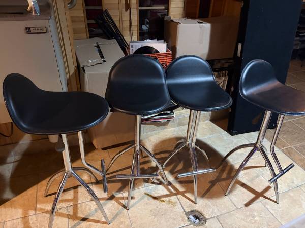 4 barstools 1