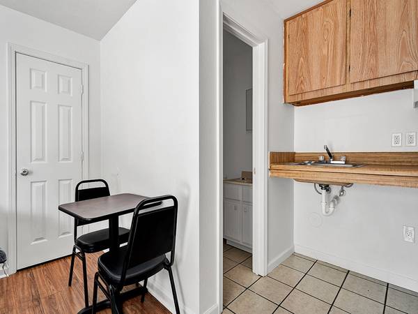 Flat Screen TVs, Free Parking 1