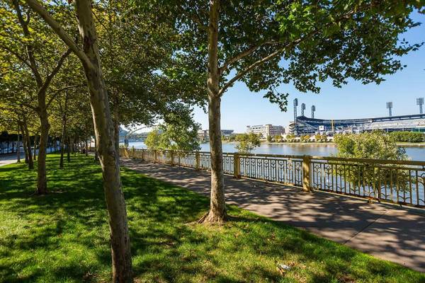 $2,015 / 2br - 975ft2 - Keyless Entry, Hardwood Flooring, Rooftop Deck (Downtown)64013204052865123