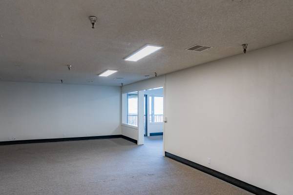 $1,514 / 2270ft2 - Large Office / Conference Center at Andresen Plaza! (Vancouver)63914738717186124