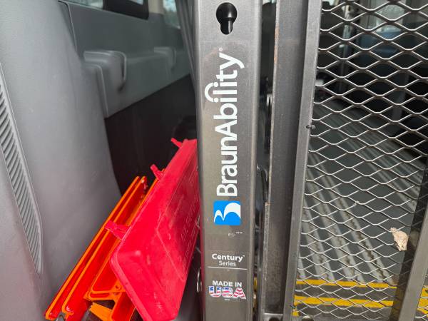 2015 Ford Transit 350 XLT - Photo 9