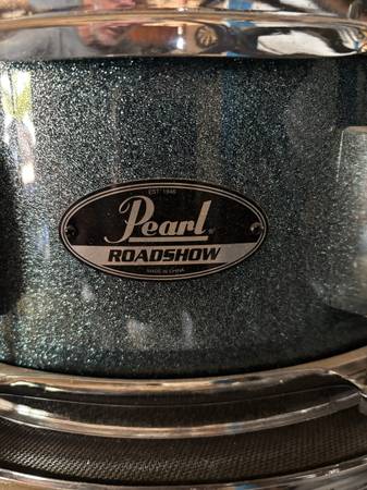 Pearl Roadshow 5piece Drum Set with Low Volume Cymbals 1