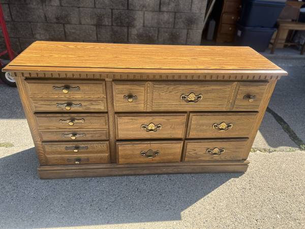 8 drawer wood dresser 1