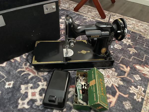Singer sewing machine feather weight 1