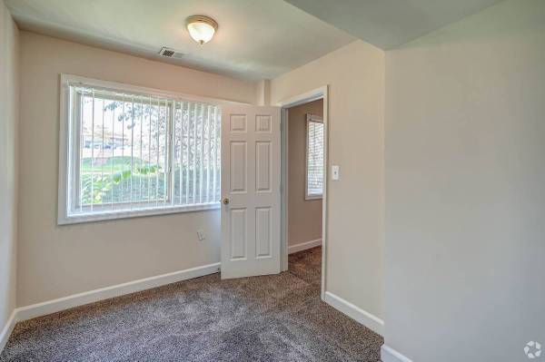 $1,000 / 1br - 925ft2 - MOVE IN NOW !! ONE BEDROOM/DEN (LAUREL)63896033383938123