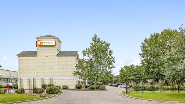 WiFi Access, Free Parking, Fully Furnished 1