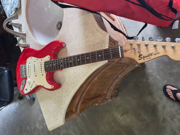 SQUIER MINI FENDER ELECTRIC GUITAR LIKE NEW 1