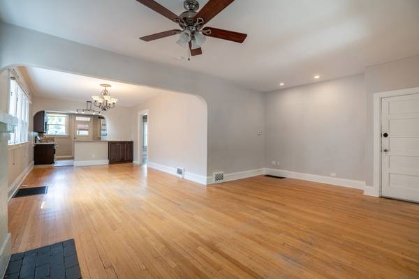 $2,650 / 2br - 1050ft2 - Congress Park 1st Floor Unit Available October 1st63666650279425122