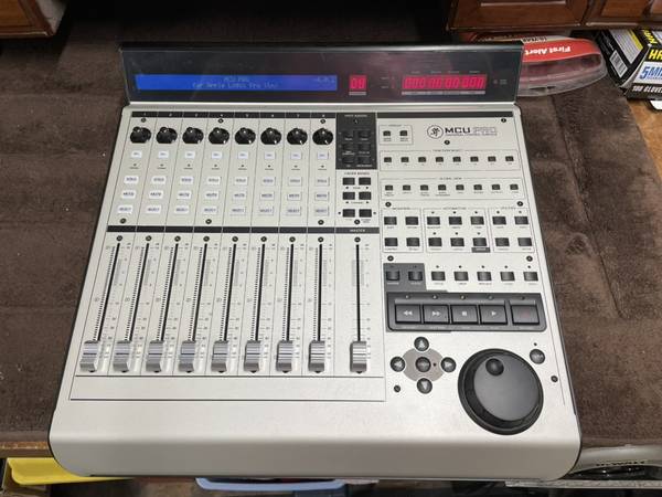 Mackie MCU Pro Universal Controller 1