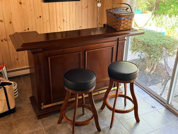 Bar with 3 Stools 1