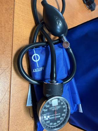 McKesson Elite Performance Plus Aneroid Sphygmomanometer Blood Pressure Cuff - B 1