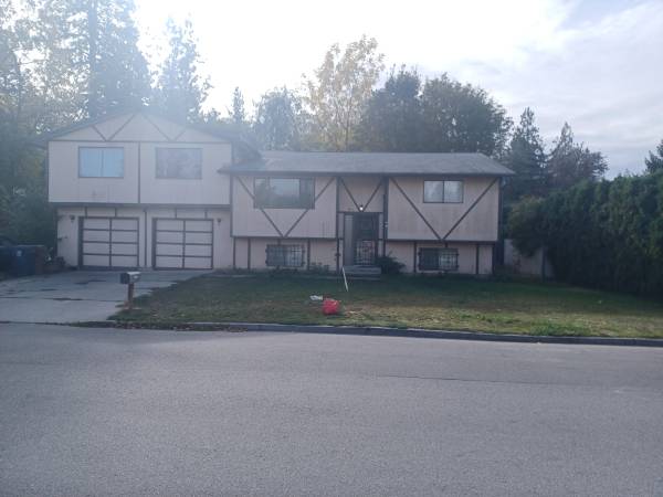 LARGE, 3 LEVEL, 5BDRM, 3BATH, FULLY FNCD BACK YARD, JETTED TUB, BACK DECK! 1