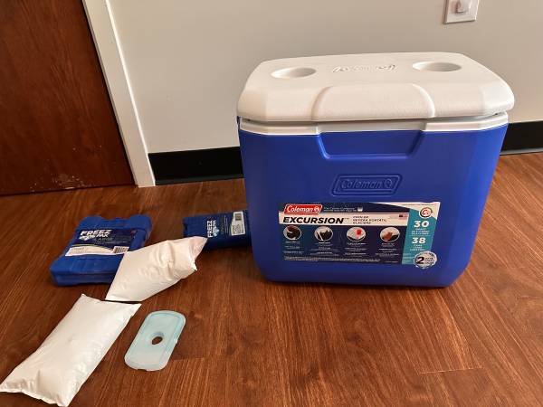 Coleman Excursion 30 Quart Cooler with Ice Packs 1