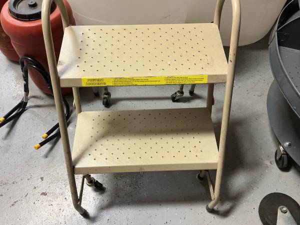 Step stool with wheels 1