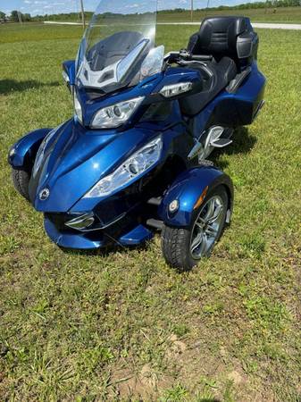 2011 Can-Am Spyder RT. Only has 15,378 mile on it! Beautiful b 1