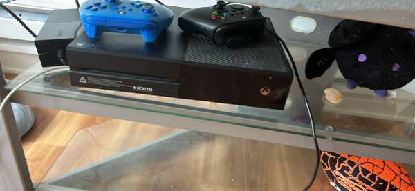 Xbox 1 with great 2 controllers 1