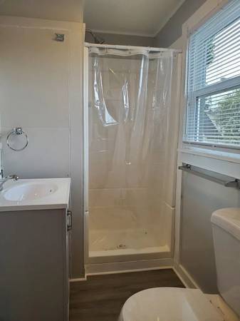$900 / 1br - 500ft2 - 1 bedroom with built ins dressers and walk in closet. (Bremerton)63866942146433122