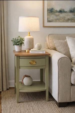 Vintage Solid Wood Mahogany Side / End Table by Drexel 1