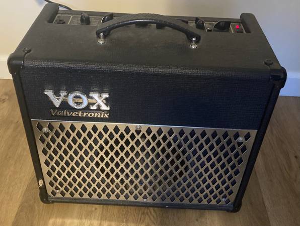 Vox AD15VT Valvetronix "Chrome" Combo Amplifier 1