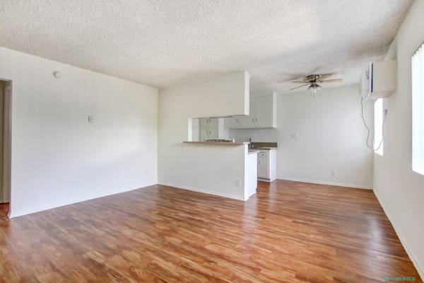 Laundry Facilities, Courtyard, HUGE Studio in Panorama City 1