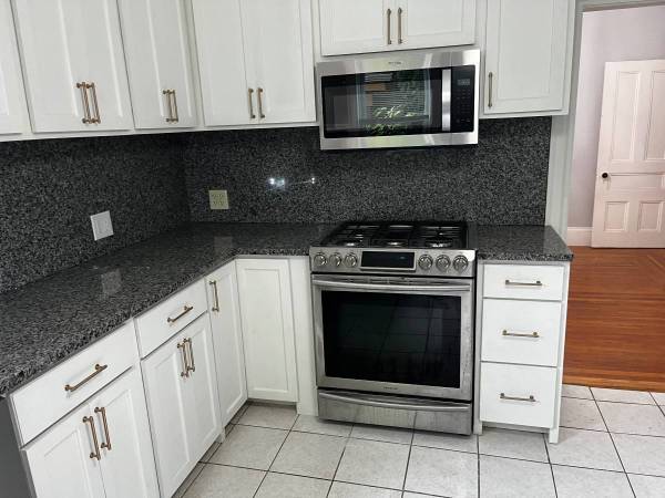 Large first floor one bedroom with office space in charming, well car 1