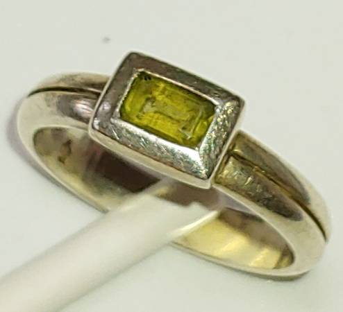 Peridot and Sterling Silver Ring - Size 6 1/2 1