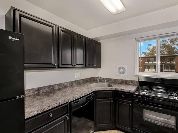 Large Closets, On-Site Maintenance, Laundry Facilities 1
