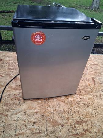 Sanyo mini refridgerator 1