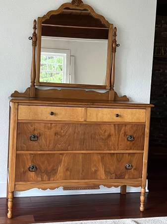Elegant Solid Wood Buffet Console Dresser/Mirror 1