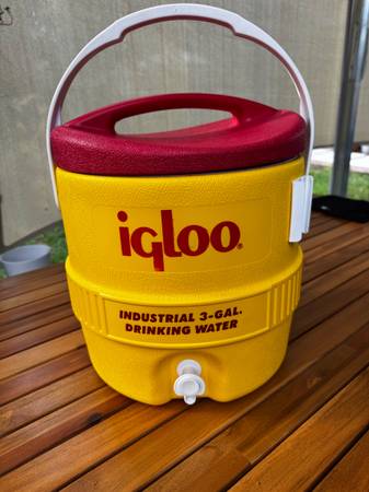 Igloo 400 Series 3-Gallon Industrial Water Cooler 1