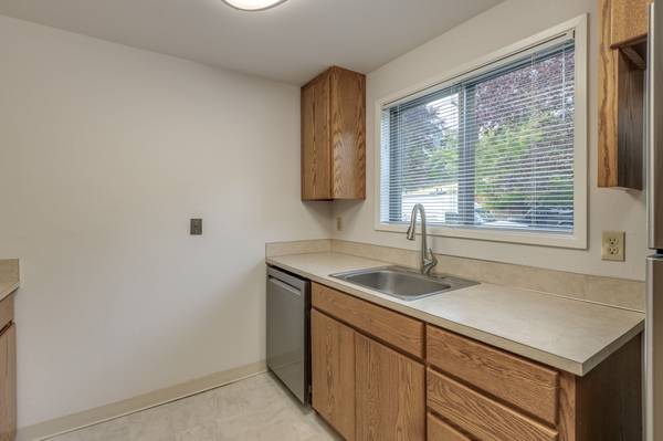 $1,995 / 2br - 1052ft2 - JOHNS LANDING TOWNHOME ! New Interior ~ Near OHSU (7420 S Virginia Ave)63831752771203124