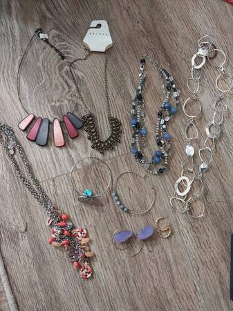 MUST GO  Jewelry lot – 5 necklaces, 2 bracelets, 2 pairs earrings 1