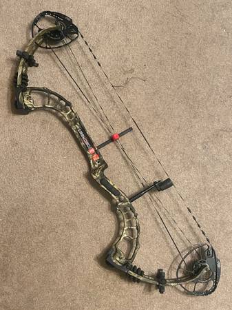 PSE Dream Season Decree IC Compound Bow RH 60# Brand New Strings 1