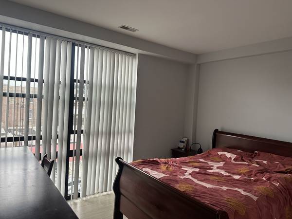 Private room available for sublet in west loop apartment ( 1