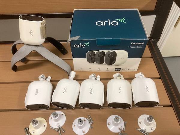 6 Arlo Essential Security Cameras in very good condition 1