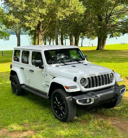 SAVE $25,000 --HALF PRICE JEEP only 1 Year old - $37,50063625108461571127