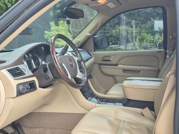 Escalade ESV Cadillac 2010 muy limpio - $11,750 (West Olympia)63623641043201124