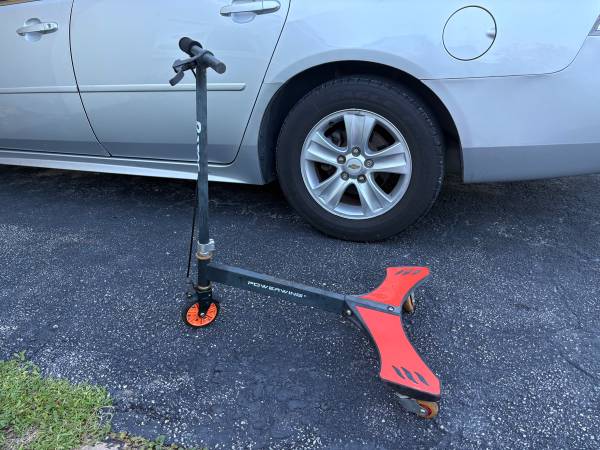 Razor POWERWING tri-wheel scooter 1