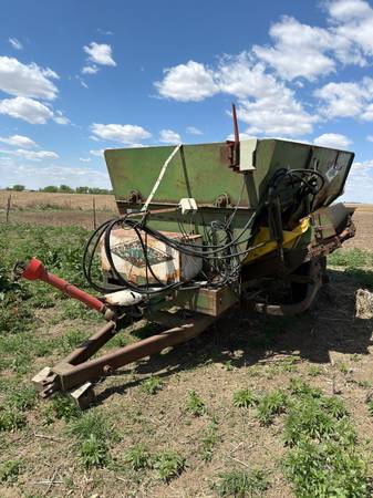 Henke B240 Feed Wagon 1