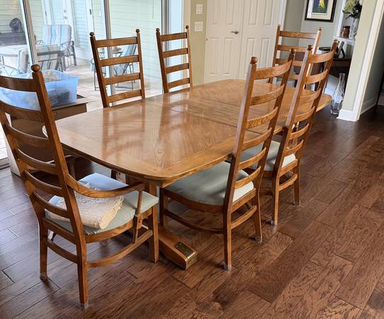 Dining room table with 2 leaves and 6 chairs 1