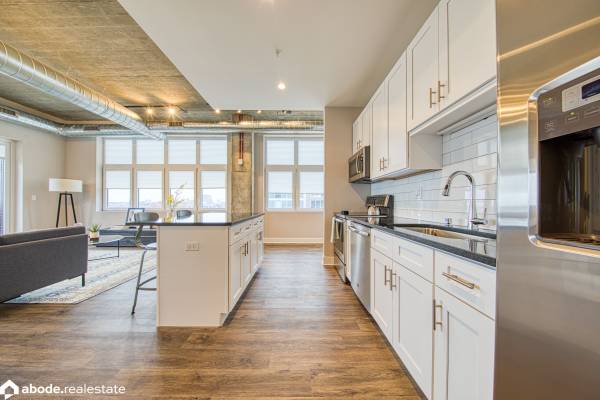 Corner 1BR — Bright corner unit with abundant natural light and great 1