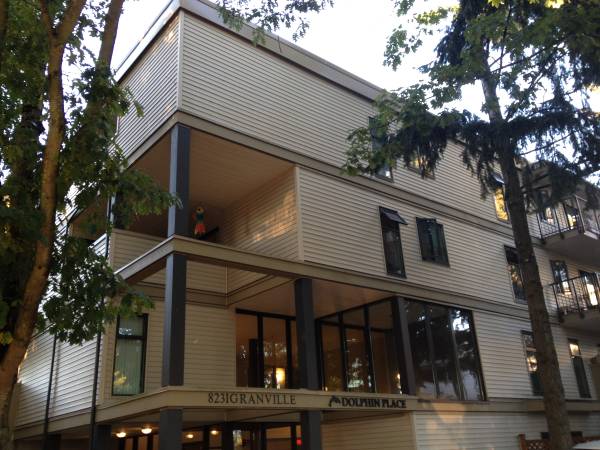 A 900 ft² one-bedroom in Richmond, asking $2,200 a month. The listing mentions patio and corner unit. It leaves 5 obvious questions unanswered, starting with: which way does it face?