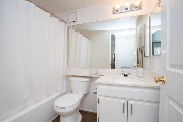 $2,739 / 3br - 1049ft2 - Picnic Tables, Large Walk-In Closets, Dishwasher (27303 N. Sara St., Los Angeles, CA)63857733843329120