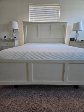 TEMPUR-PEDIC Adjustable Queen Bed Set--Like New! 1