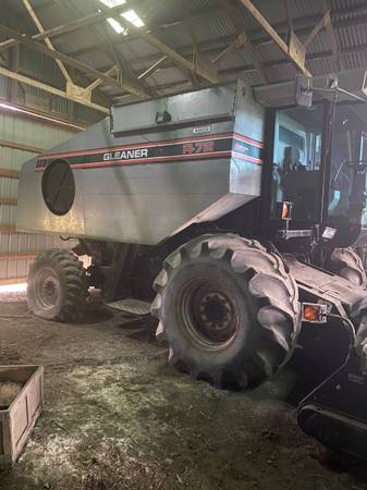 Gleaner R-72 combine 1