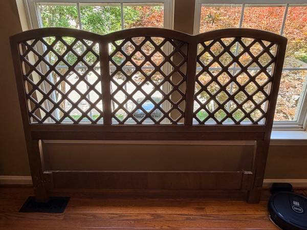 Heirloom queen solid oak bedframe 1